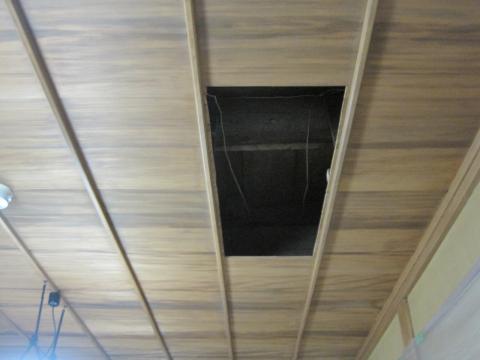 天井を開口しました【長野県長野市省エネエアコン工事】【長野県長野市電気工事】【長野県長野市太陽光発電工事】【長野県長野市電気蓄熱暖房器工事】【長野県長野市オール電化工事】エコ電化ＪＰ【大光電気商会】