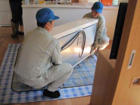 静かに降ろしてね！【長野県長野市蓄熱暖房器工事】【長野県長野市電気工事】【長野県長野市太陽光発電工事】【長野県長野市省エネエアコン工事】【長野県長野市オール電化工事】エコ電化ＪＰ【大光電気商会】