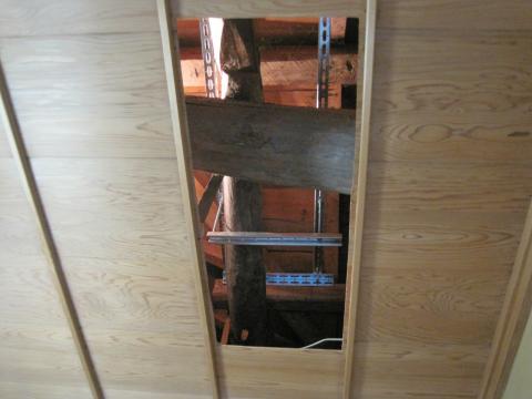 大ばりへ固定します【長野県長野市省エネエアコン工事】【長野県長野市電気工事】【長野県長野市太陽光発電工事】【長野県長野市蓄熱暖房器工事】【長野県長野市オール電化工事】エコ電化ＪＰ【大光電気商会】