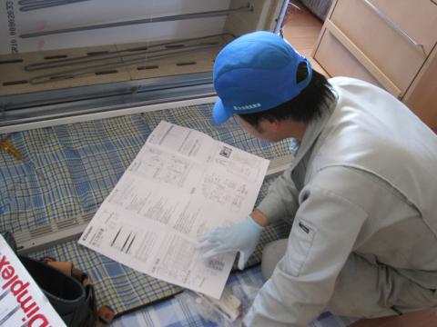 説明書で確認します【長野県長野市電気蓄熱暖房器工事】【長野県長野市電気工事】【長野県長野市太陽光発電工事】【長野県長野市省エネエアコン工事】【長野県長野市オール電化工事】エコ電化ＪＰ【大光電気商会】