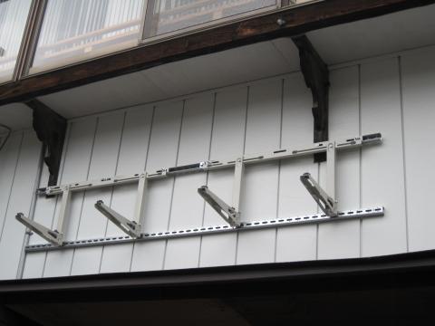 架台を取付けます。【長野県長野市省エネエアコン工事】【長野県長野市電気工事】【長野県長野市太陽光発電工事】【長野県長野市蓄熱暖房器工事】【長野県長野市オール電化工事】エコ電化ＪＰ【大光電気商会】