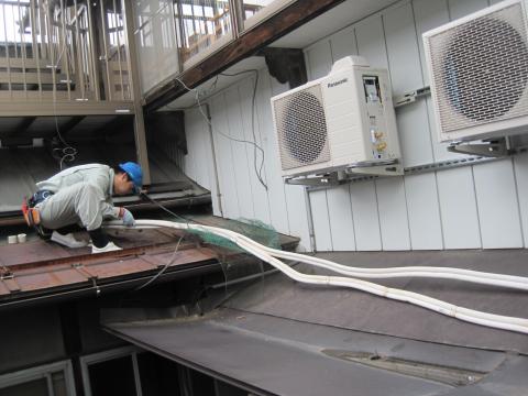 冷媒配管をします【長野県長野市省エネエアコン工事】【長野県長野市電気工事】【長野県長野市太陽光発電工事】【長野県長野市蓄熱暖房器工事】【長野県長野市オール電化工事】エコ電化ＪＰ【大光電気商会】