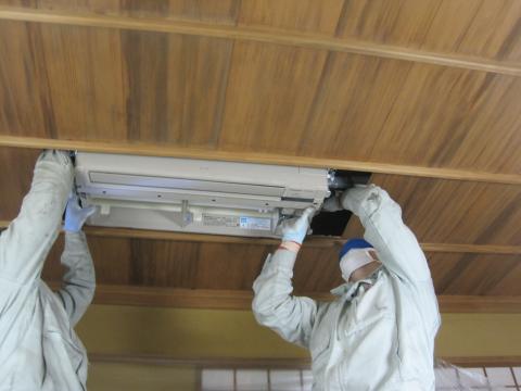 天井へ吊ります！【長野県長野市省エネエアコン工事】【長野県長野市電気工事】【長野県長野市太陽光発電工事】【長野県長野市蓄熱暖房器工事】【長野県長野市オール電化工事】エコ電化ＪＰ【大光電気商会】