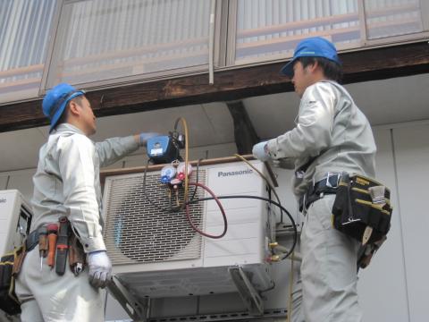 配管の真空引きです【長野県長野市省エネエアコン工事】【長野県長野市電気工事】【長野県長野市太陽光発電工事】【長野県長野市蓄熱暖房器工事】【長野県長野市オール電化工事】エコ電化ＪＰ【大光電気商会】