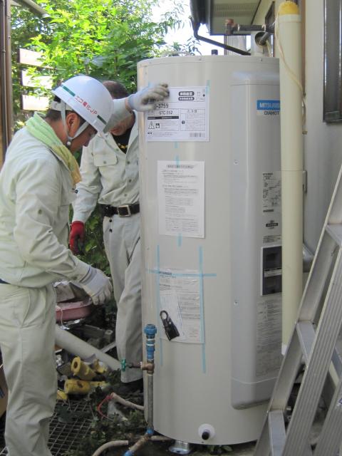 温水器の交換です【長野県長野市電気温水器工事】【長野県長野市電気工事】【長野県長野市太陽光発電工事】【長野県長野市蓄熱暖房器工事】【長野県長野市オール電化工事】エコ電化ＪＰ【大光電気商会】
