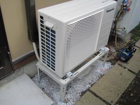 砕石を敷詰めます！【長野県長野市省エネエアコン工事】【長野県長野市電気工事】【長野県長野市太陽光発電工事】【長野県長野市蓄熱暖房器工事】【長野県長野市オール電化工事】エコ電化ＪＰ【大光電気商会】