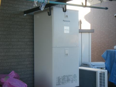 お待たせしました、エコキュートの設置です。