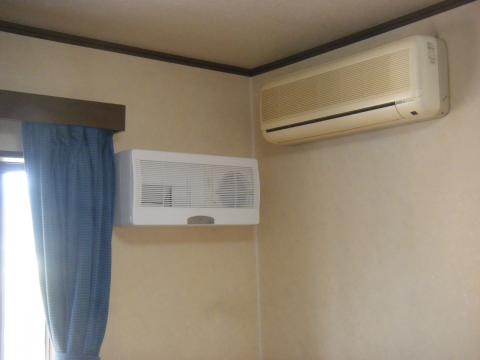 ロスナイ（換気扇）の設置です。