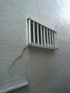 震災の影響？外壁のひび割れ・・