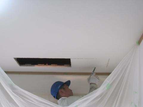 天井へ穴を開けます【フル暖エアコン工事】【長野県長野市】オール電化・エコ電化ＪＰ【大光電気商会】