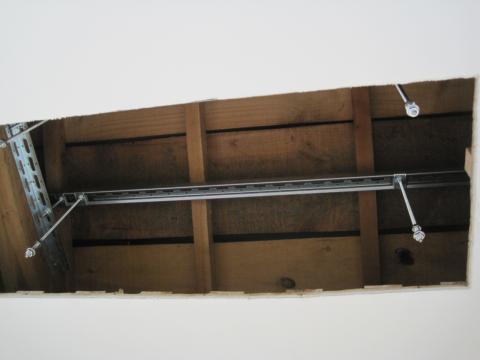 天井へ吊ります！【長野県長野市フル暖エアコン】【長野県長野市電気工事】【長野県長野市太陽光発電工事】【長野県長野市蓄熱暖房器工事】【長野県長野市オール電化工事】エコ電化ＪＰ【大光電気商会】