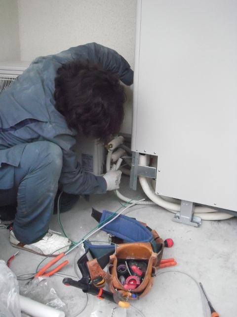 神奈川県座間市I様邸　エコキュート（設置中）