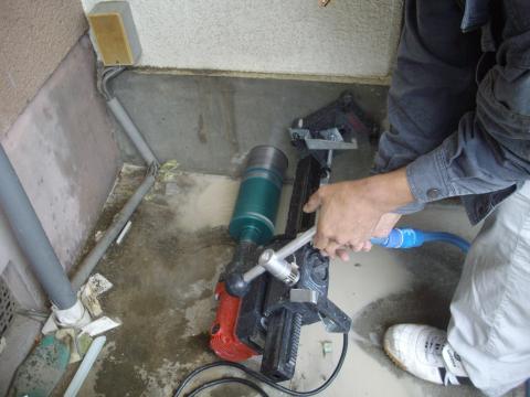 ヒートポンプ配管用の穴あけ