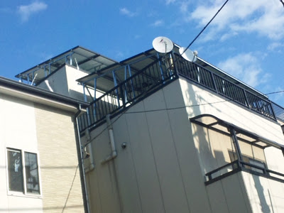 陸屋根に穴を開けずに太陽光発電設置