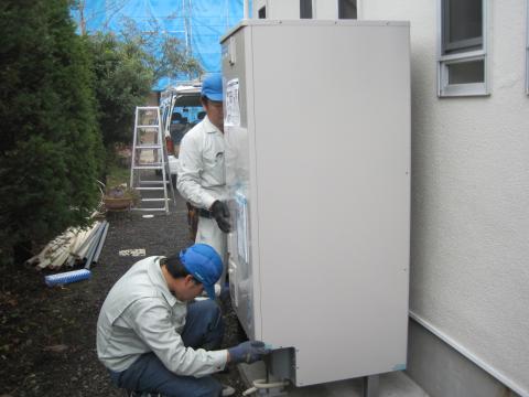 ボルトを固定するよ【長野県長野市エコキュート工事】【長野県長野市オール電化工事】街の工事屋さん・エコ電化ＪＰ【大光電気商会】へご依頼下さい