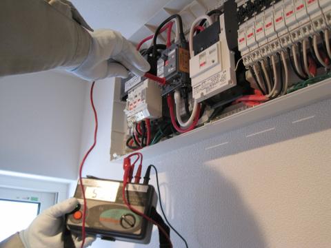 絶縁測定が必要です【長野県長野市蓄熱暖房器工事】【長野県長野市太陽光発電工事】【長野県長野市オール電化工事】街の工事屋さん・エコ電化ＪＰ【大光電気商会】へご依頼下さい