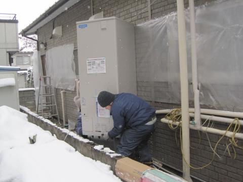 正面に向けるよ！【長野県長野市エコキュート工事】【長野県長野市オール電化工事】街の工事屋さん・エコ電化JP【大光電気商会】へご依頼下さい