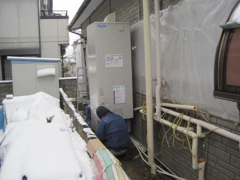 固定ボルトしめるよ【長野県長野市エコキュート工事】【長野県長野市オール電化工事】街の工事屋さん・エコ電化JP【大光電気商会】へご依頼下さい