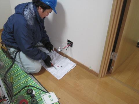 電源を接続するよ！【長野県長野市蓄熱暖房器工事】【長野県長野市電気工事】【長野県長野市オール電化工事】【長野県長野市太陽光発電工事】エコ電化ＪＰ【大光電気商会】