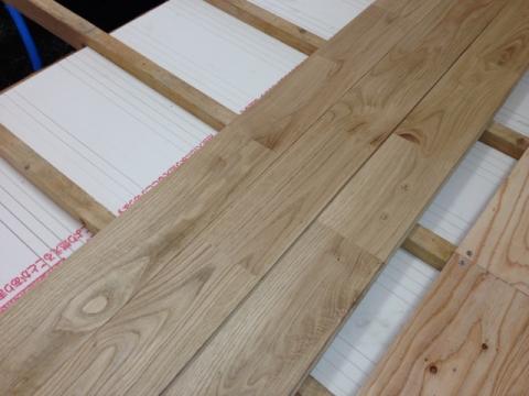 クリの木の無垢床材を・・