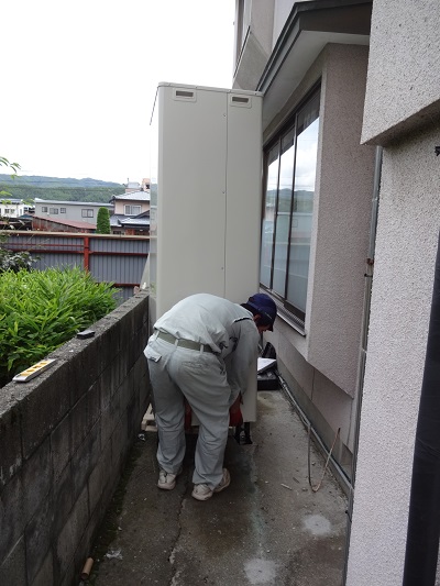 持ち上げますよ。エコキュートを運びます。長野県長野市エコキュート工事です。エコ電化本舗㈱大光電気商会