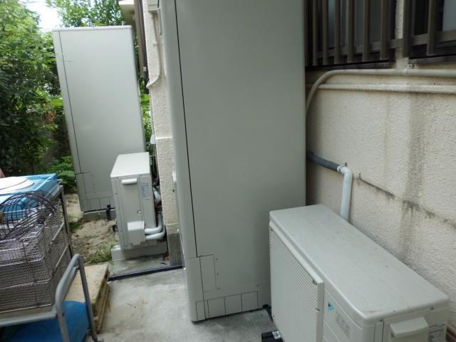 親御さん用(奥側)お子さん用(手前)二世帯・エコキュート♪「オール電化」設置です。