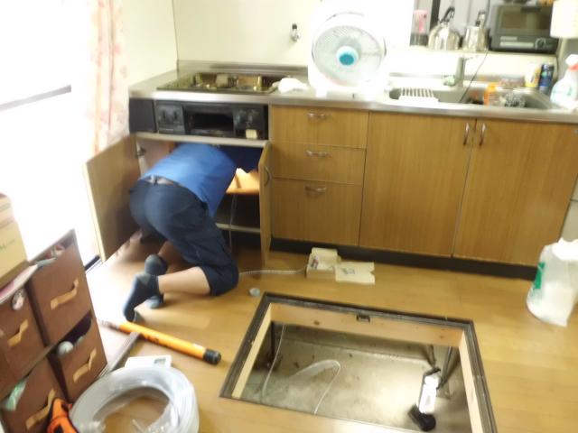 レンジ下へ!配管撤去作業