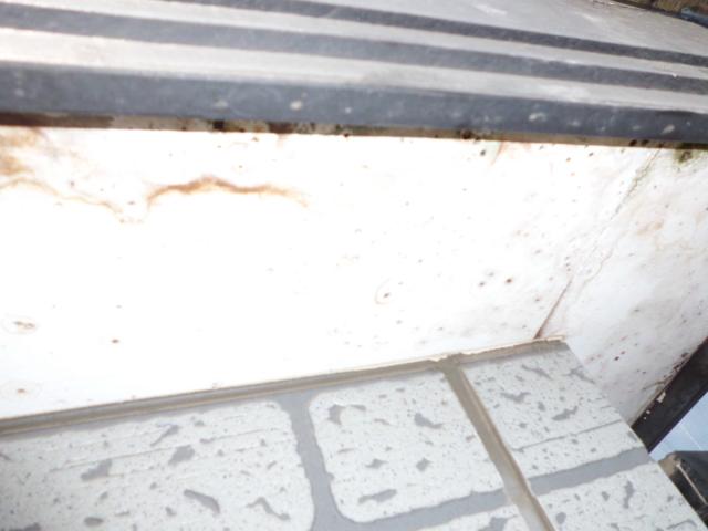 水漏れの染みと腐食箇所発見