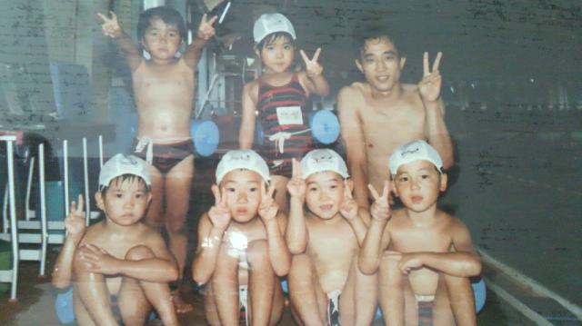 茨木中央スイミングスクール後列左端=長男:6歳当時