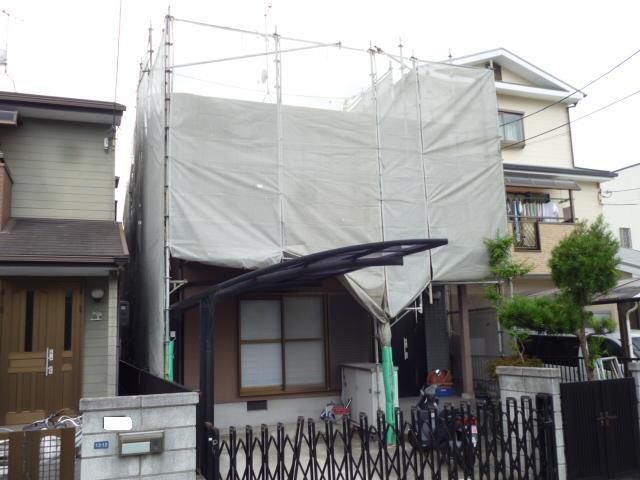 大阪府茨木市小柳町在住・Kさま邸「太陽光発電システム」足場設置完了!