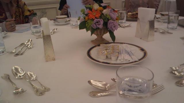 テーブル卓上:生花・コーヒーおかわりO.K!にて、