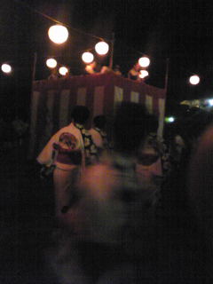 老若男女入り交ざり