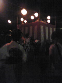 盆踊り境内にて