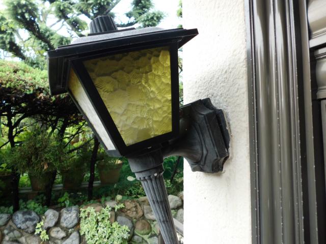 玄関先・街灯のビス欠落!修繕前