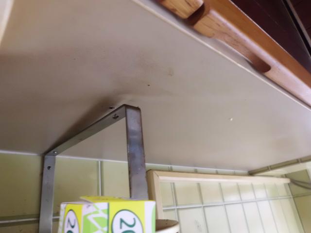 キッチン吊り戸棚支柱のビス欠落箇所