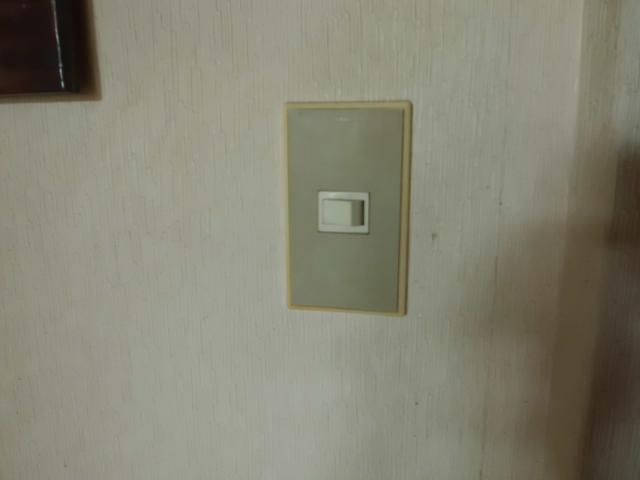 コンセントカバーの欠落