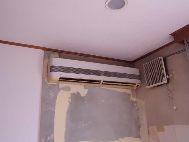 旧型・エアコンの撤去!&クロス張り替え平行作業