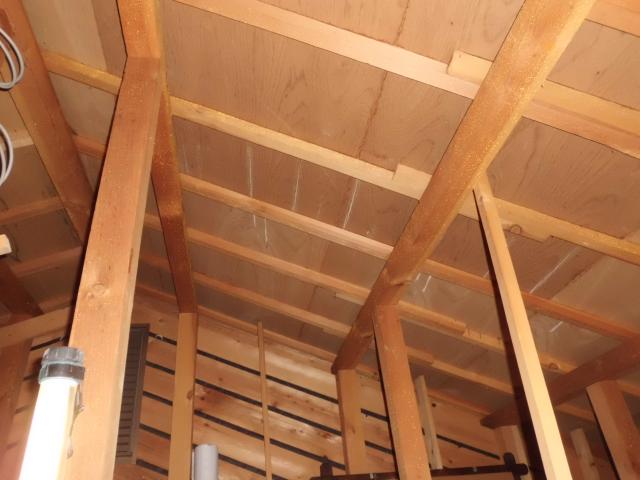 垂木のピッチが少しずつ異なるために微調整しながら施行過程