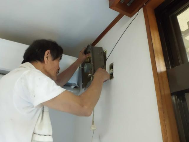 換気扇本体の植え込み作業