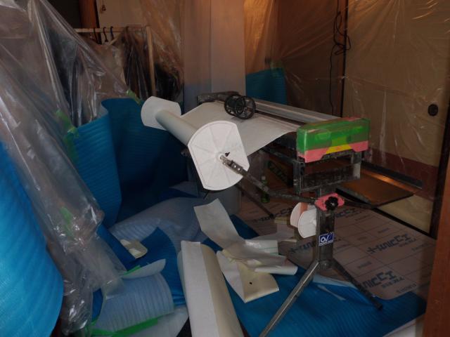 万全な養生支度にて、クロス張り替え等に取り掛かる