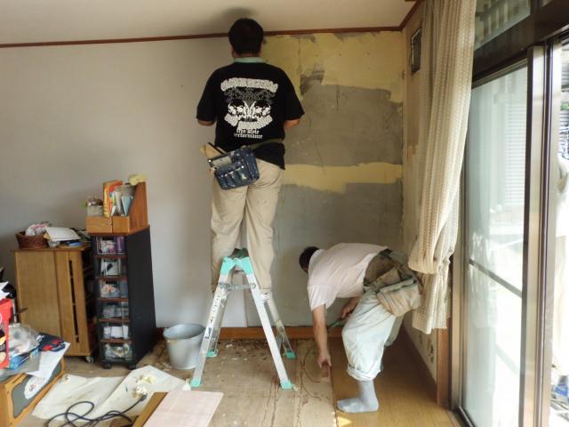 エアコンを取り外し壁紙の張り替え前⇒クロスの下地塗&フローリング加工作業