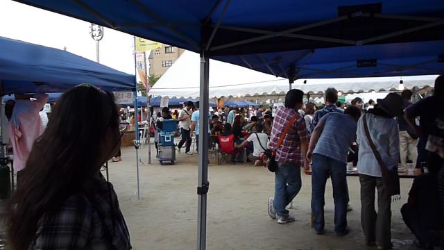 各テント内にて、飲食