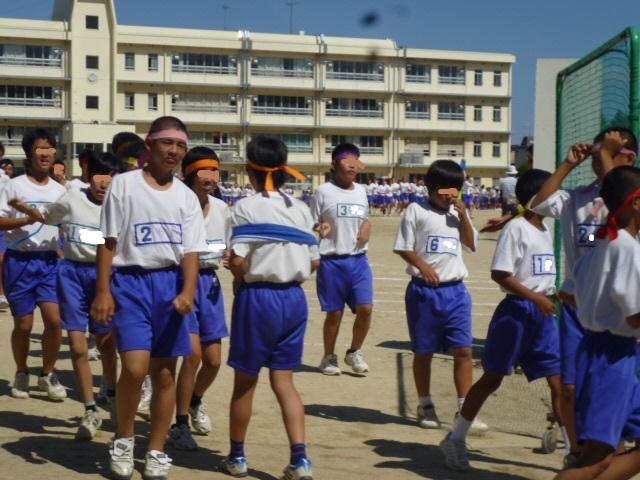 丸坊主!の頭に桃色・ハチマキ♪