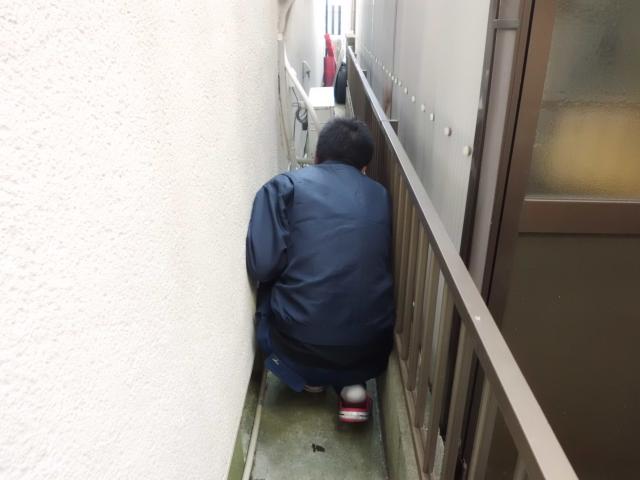 狭場所にて、作業員やっと!1人が入る旧・給湯器箇所撤去作業開始!
