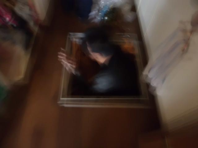 床下へ潜り込んでの配線作業です。