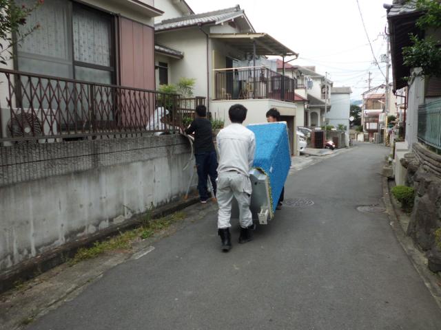 玄関先から、LPガス設置個所の裏側へ丁寧♪搬入移動