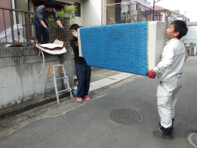 製品の搬入=慎重・丁寧・安全作業です