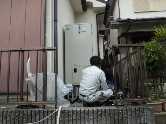 配管・配線等の連結作業中