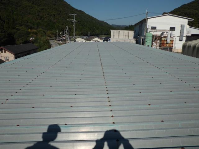 折板屋根のBefore⇒②全面防水塗装対処等へ