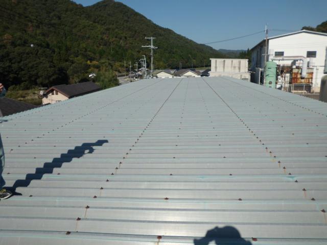 折板屋根のBefore⇒全面防水塗装対処等へ